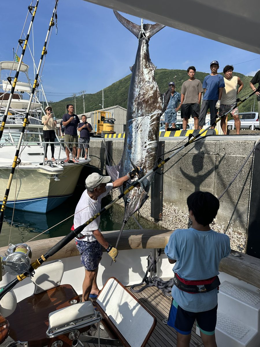 ING が釣り上げたクロカジキ 実測178kg