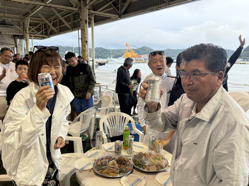 テーブルを囲んで歓談する参加者