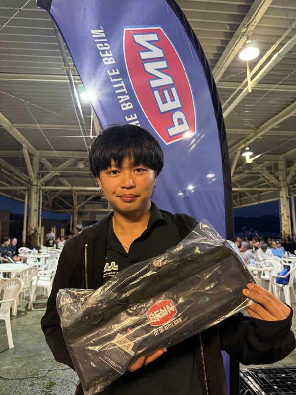 くじ引きで賞品を受け取る参加者