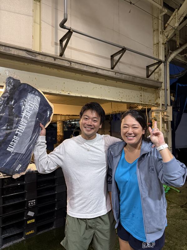 くじ引きで賞品を受け取る参加者