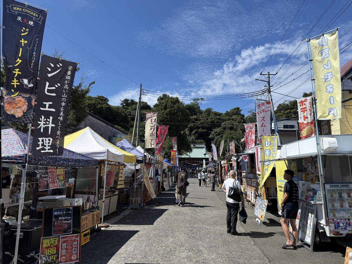 参道に並ぶ屋台の列